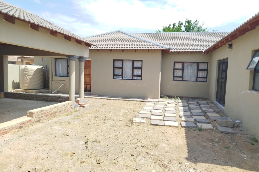 To Let 4 Bedroom Property for Rent in Riebeeckstad Free State